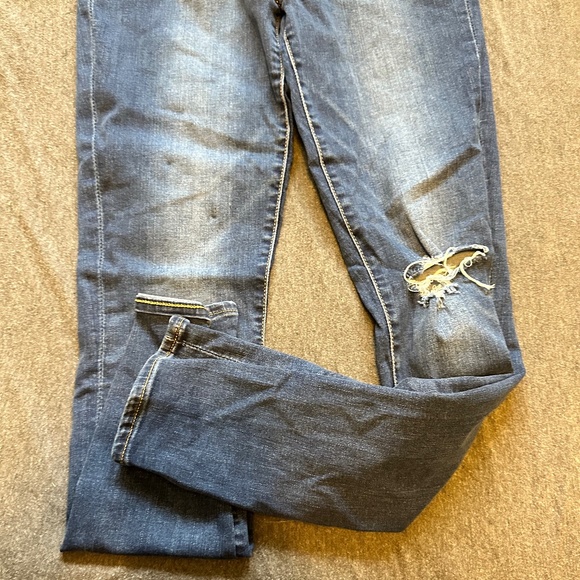 Levi 311 Shaping Skinny Jeans - Picture 5 of 9